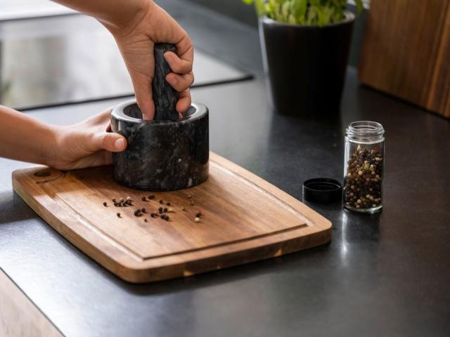 WENKO AKI SKÆREBRÆT - SORT/TRÆ