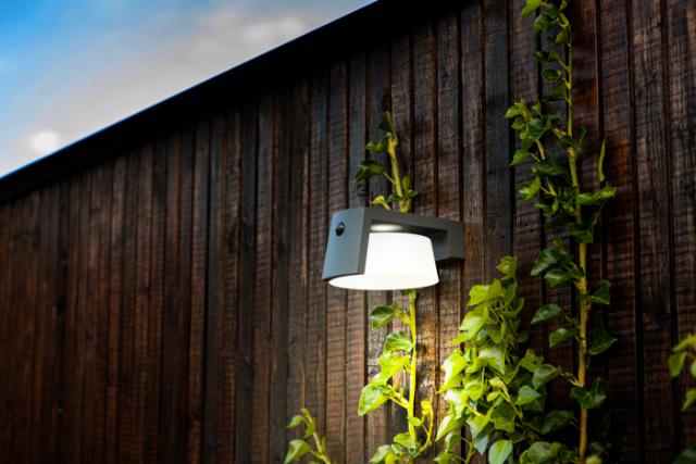 LUTEC SOLAR MOON VÆGLAMPE M/SENSOR - MAT GRÅ