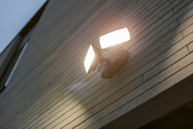 LUTEC CHIMERA LED VÆGLAMPE 2 LYS PIR SORT 5000K