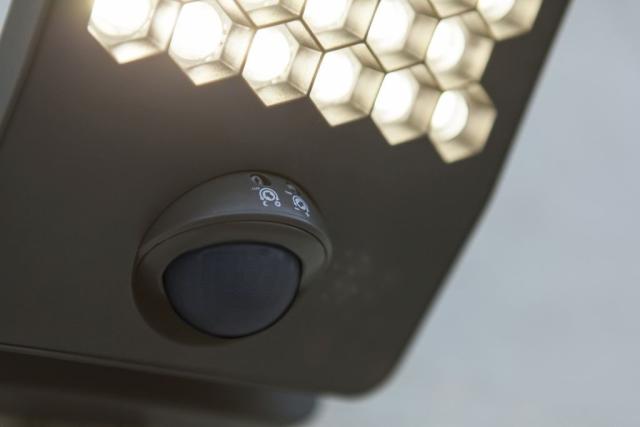 LUTEC ATLANTIS LILLE LED VÆGLAMPE 1 LYS PIR MØRKEGRÅ 3000K