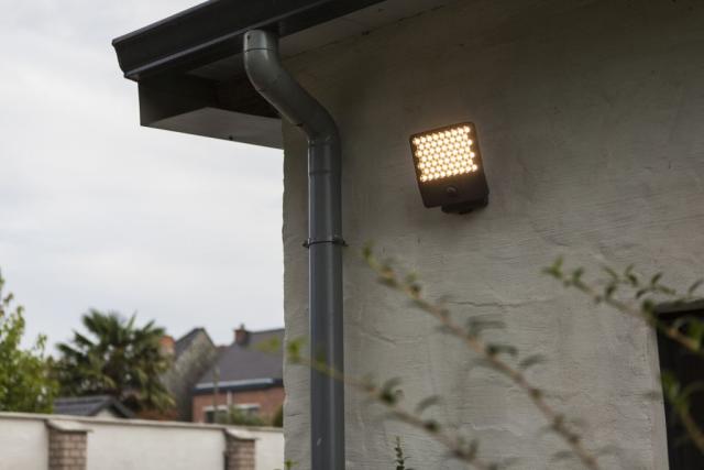 LUTEC ATLANTIS MEDIUM LED VÆGLAMPE 1 LYS PIR MØRKEGRÅ 3000K