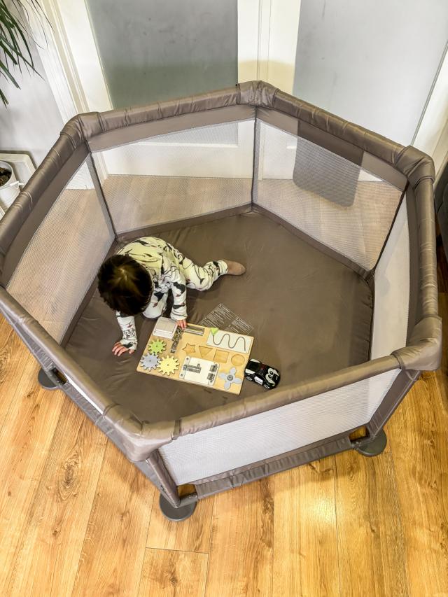 DREAMBABY KRAVLEGÅRD - GRÅ