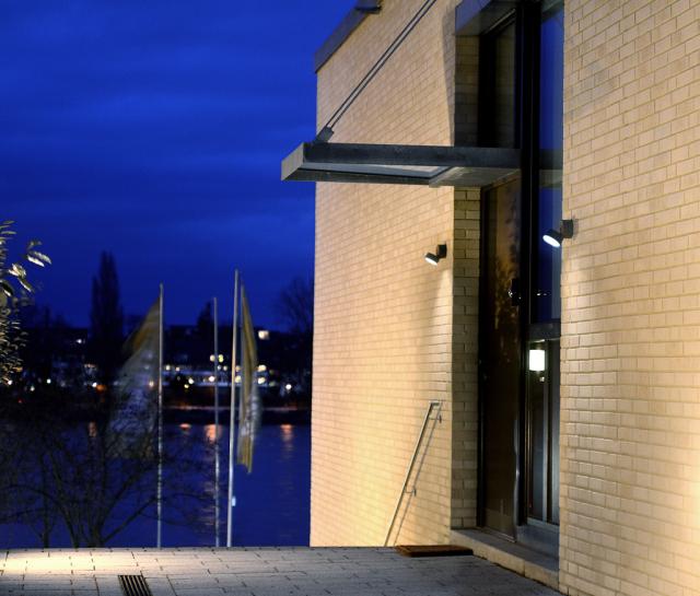 *LUTEC ARCHITECTURAL TRUMPET LAMPE