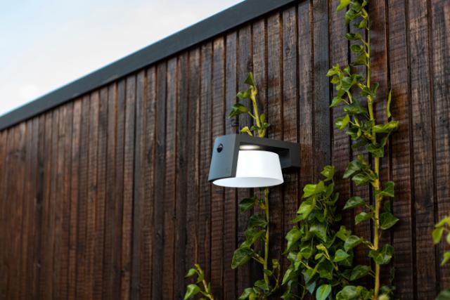 LUTEC SOLAR MOON VÆGLAMPE M/SENSOR - MAT GRÅ